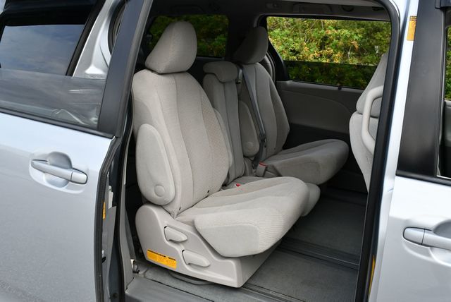 2014 Toyota Sienna 5 Door 8-Passenger Van V6 LE FWD - 23035650 - 17