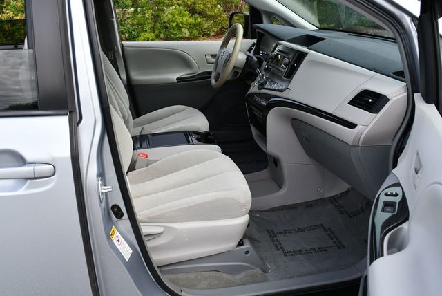 2014 Toyota Sienna 5 Door 8-Passenger Van V6 LE FWD - 23035650 - 18