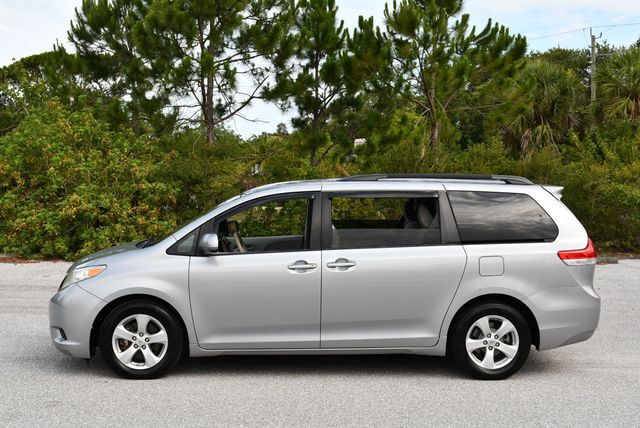 2014 Toyota Sienna 5 Door 8-Passenger Van V6 LE FWD - 23035650 - 23