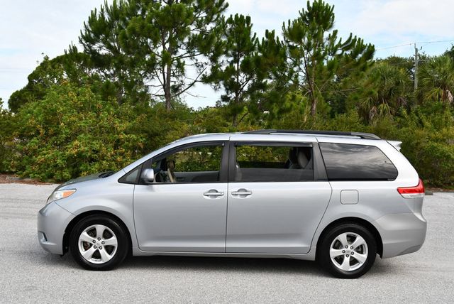 2014 Toyota Sienna 5 Door 8-Passenger Van V6 LE FWD - 23035650 - 25
