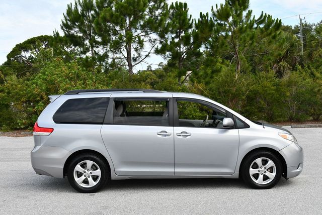 2014 Toyota Sienna 5 Door 8-Passenger Van V6 LE FWD - 23035650 - 28