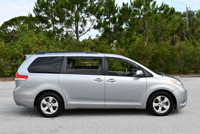 2014 Toyota Sienna 5 Door 8-Passenger Van V6 LE FWD - 23035650 - 29