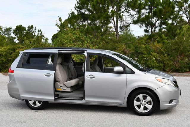 2014 Toyota Sienna 5 Door 8-Passenger Van V6 LE FWD - 23035650 - 32