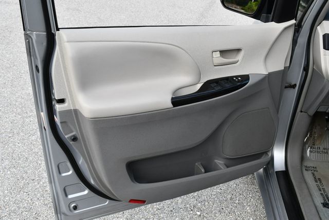 2014 Toyota Sienna 5 Door 8-Passenger Van V6 LE FWD - 23035650 - 35