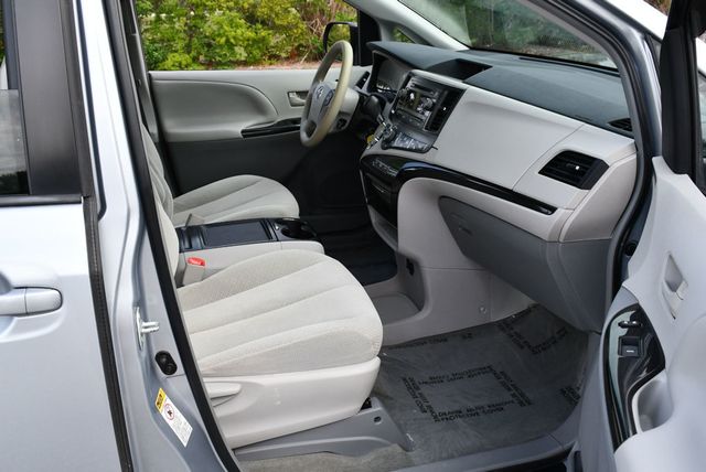 2014 Toyota Sienna 5 Door 8-Passenger Van V6 LE FWD - 23035650 - 43