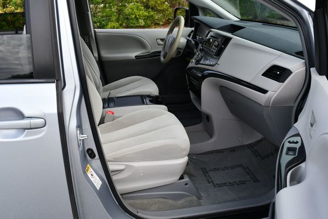 2014 Toyota Sienna 5 Door 8-Passenger Van V6 LE FWD - 23035650 - 44