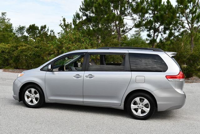 2014 Toyota Sienna 5 Door 8-Passenger Van V6 LE FWD - 23035650 - 4