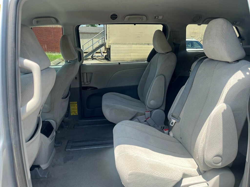 2014 Toyota Sienna 5dr 7-Passenger Van V6 LE FWD Mobility - 22885007 - 9