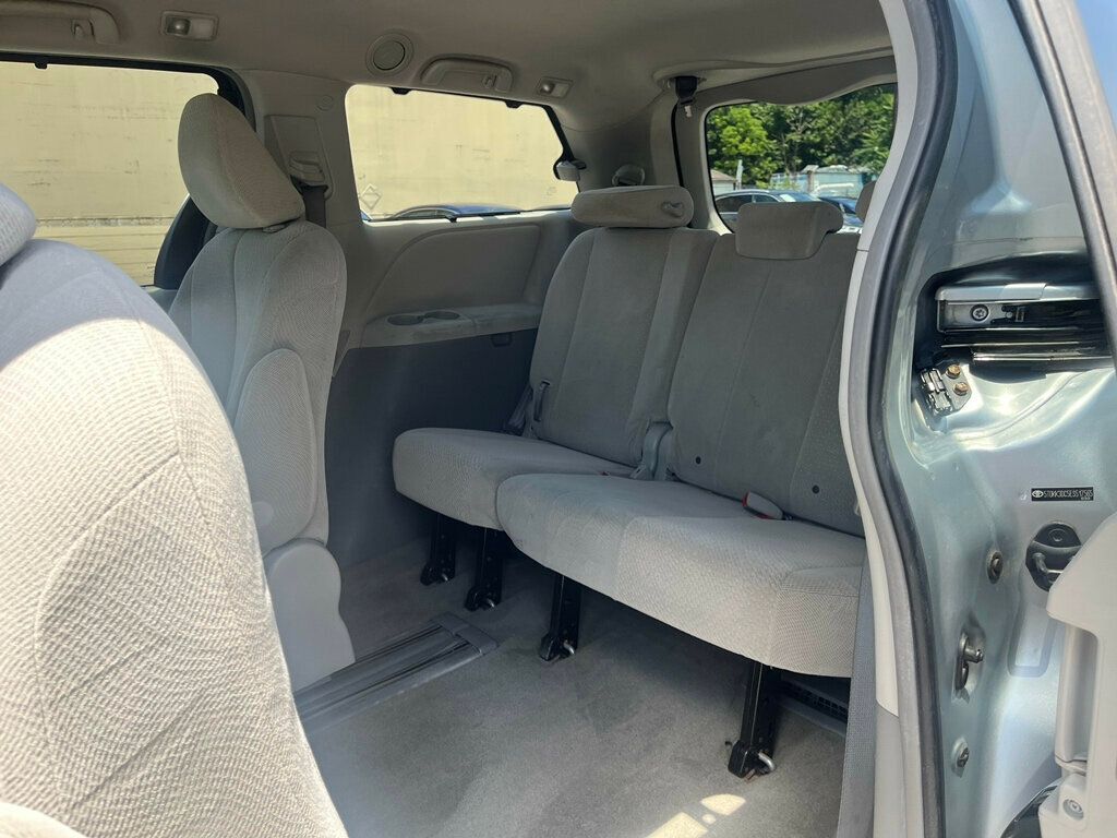 2014 Toyota Sienna 5dr 7-Passenger Van V6 LE FWD Mobility - 22885007 - 10