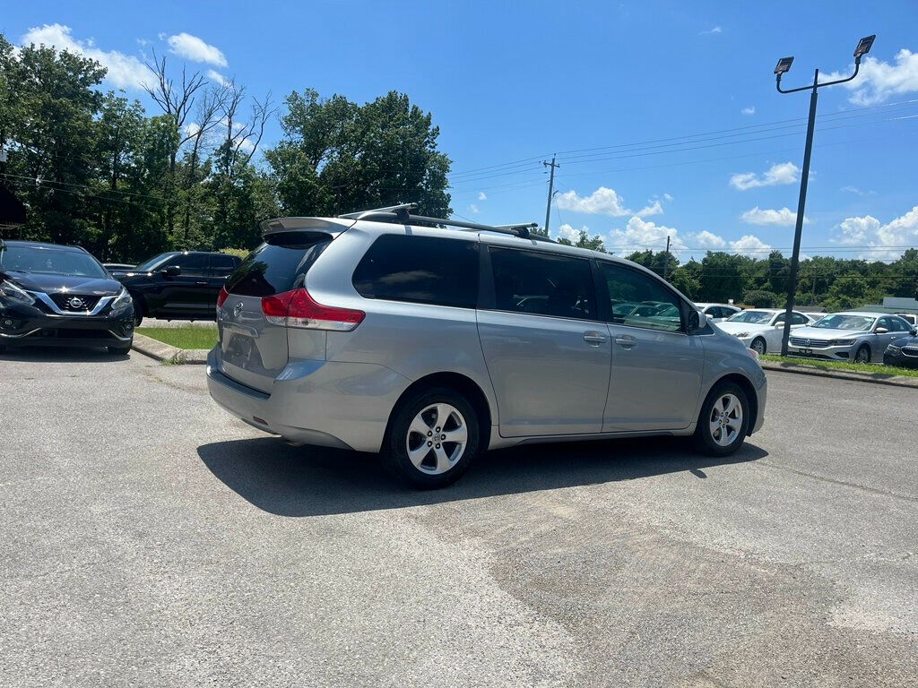 2014 Toyota Sienna 5dr 7-Passenger Van V6 LE FWD Mobility - 22885007 - 4