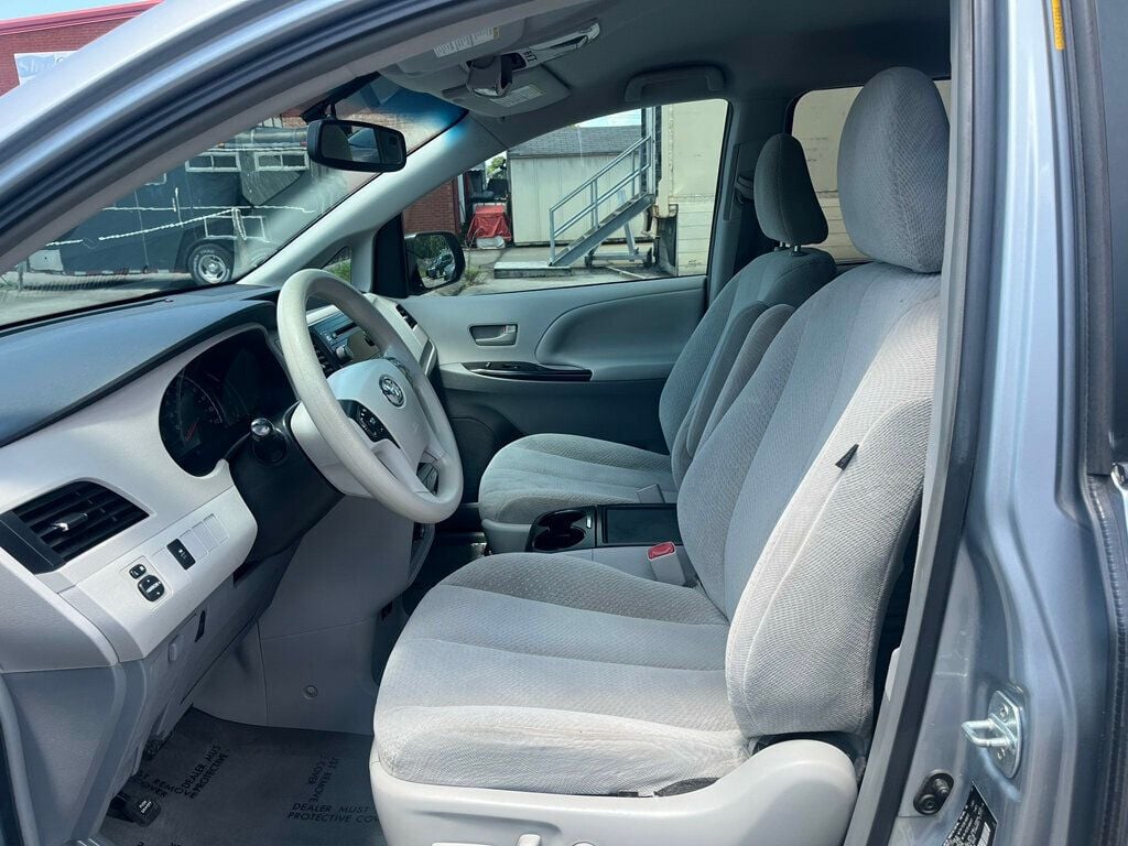 2014 Toyota Sienna 5dr 7-Passenger Van V6 LE FWD Mobility - 22885007 - 8