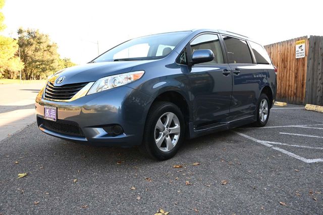 2014 Toyota Sienna 5dr 7-Passenger Van V6 LE FWD Mobility - 22940400 - 9