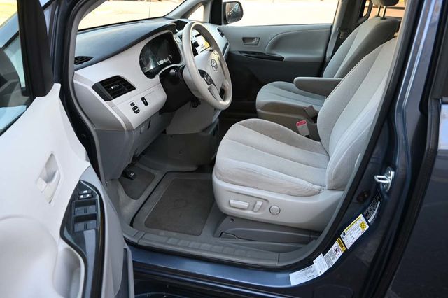 2014 Toyota Sienna 5dr 7-Passenger Van V6 LE FWD Mobility - 22940400 - 12