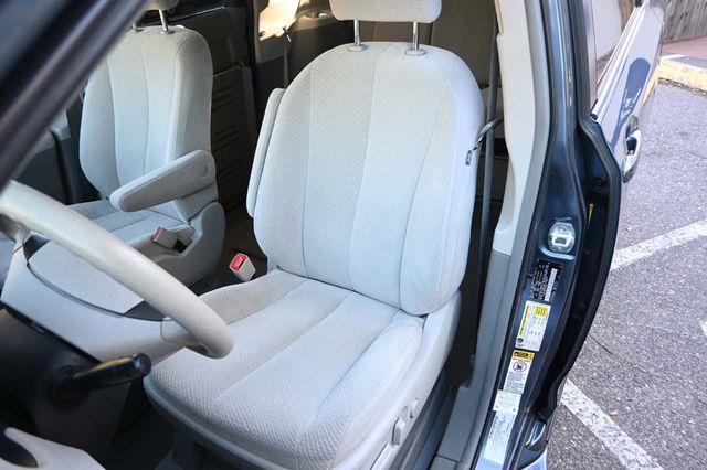2014 Toyota Sienna 5dr 7-Passenger Van V6 LE FWD Mobility - 22940400 - 13