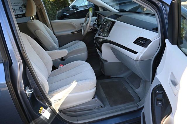2014 Toyota Sienna 5dr 7-Passenger Van V6 LE FWD Mobility - 22940400 - 14