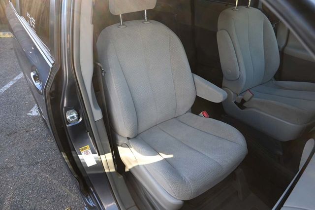 2014 Toyota Sienna 5dr 7-Passenger Van V6 LE FWD Mobility - 22940400 - 15