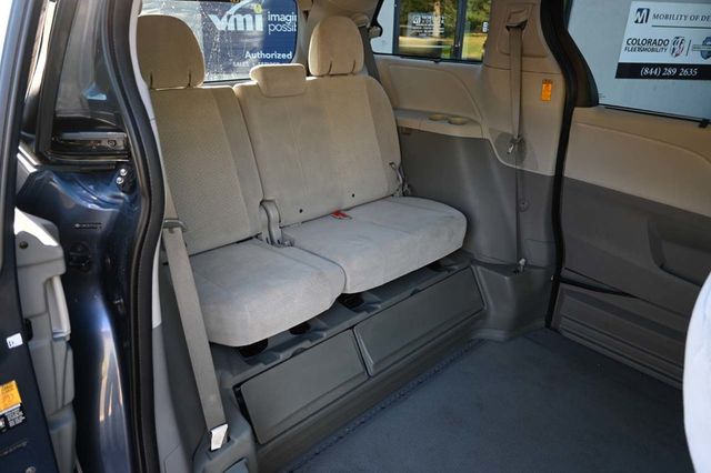 2014 Toyota Sienna 5dr 7-Passenger Van V6 LE FWD Mobility - 22940400 - 17