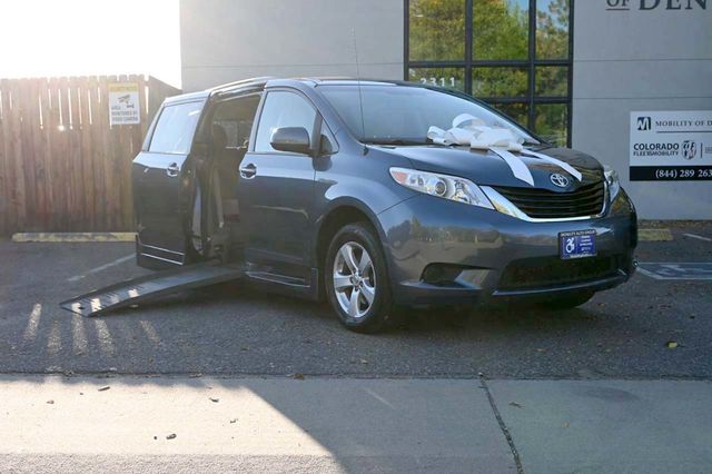 2014 Toyota Sienna 5dr 7-Passenger Van V6 LE FWD Mobility - 22940400 - 1