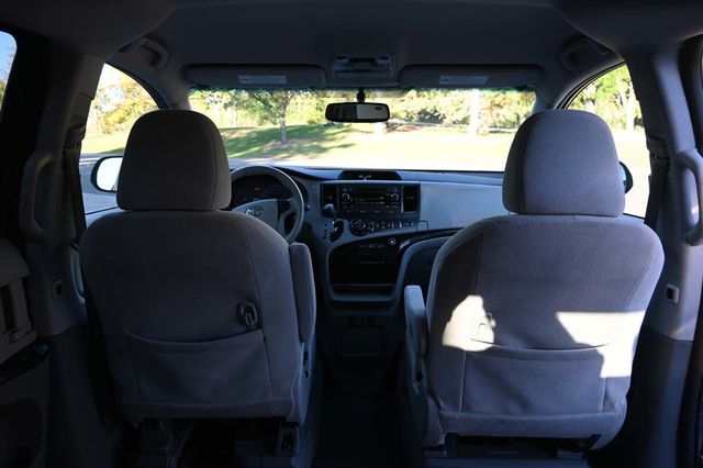 2014 Toyota Sienna 5dr 7-Passenger Van V6 LE FWD Mobility - 22940400 - 19