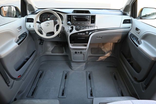 2014 Toyota Sienna 5dr 7-Passenger Van V6 LE FWD Mobility - 22940400 - 20