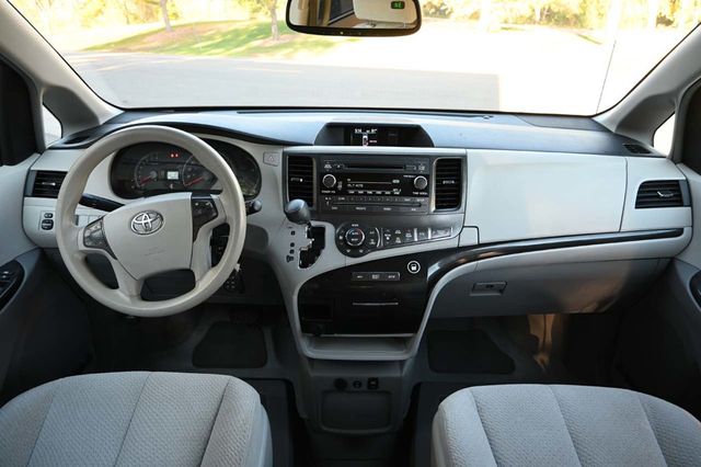 2014 Toyota Sienna 5dr 7-Passenger Van V6 LE FWD Mobility - 22940400 - 21