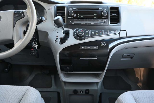 2014 Toyota Sienna 5dr 7-Passenger Van V6 LE FWD Mobility - 22940400 - 22