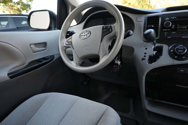 2014 Toyota Sienna 5dr 7-Passenger Van V6 LE FWD Mobility - 22940400 - 23
