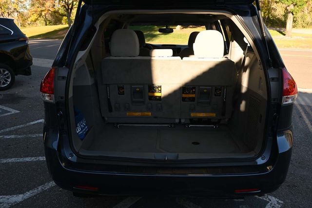 2014 Toyota Sienna 5dr 7-Passenger Van V6 LE FWD Mobility - 22940400 - 24