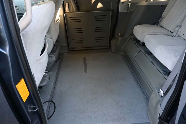 2014 Toyota Sienna 5dr 7-Passenger Van V6 LE FWD Mobility - 22940400 - 27