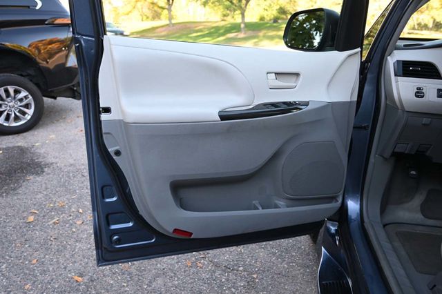 2014 Toyota Sienna 5dr 7-Passenger Van V6 LE FWD Mobility - 22940400 - 29