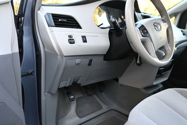 2014 Toyota Sienna 5dr 7-Passenger Van V6 LE FWD Mobility - 22940400 - 30