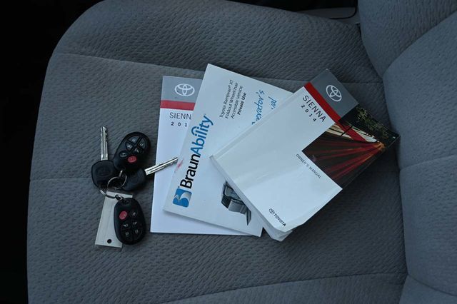 2014 Toyota Sienna 5dr 7-Passenger Van V6 LE FWD Mobility - 22940400 - 36