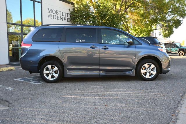 2014 Toyota Sienna 5dr 7-Passenger Van V6 LE FWD Mobility - 22940400 - 4