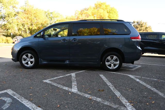 2014 Toyota Sienna 5dr 7-Passenger Van V6 LE FWD Mobility - 22940400 - 8