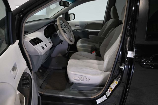 2014 Toyota Sienna 5dr 7-Passenger Van V6 LE FWD Mobility - 23007353 - 12