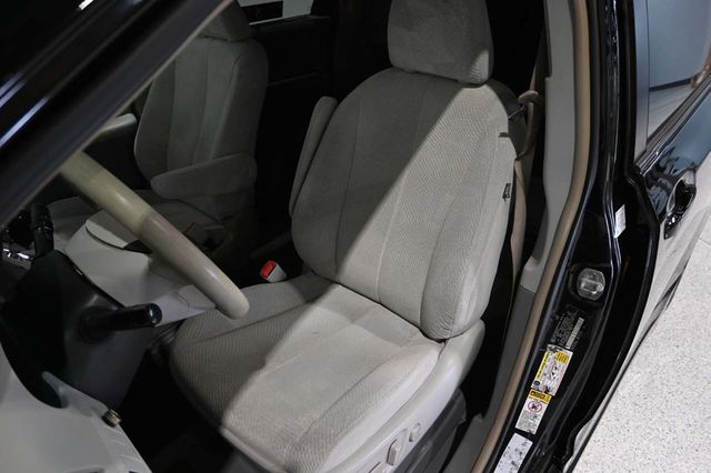 2014 Toyota Sienna 5dr 7-Passenger Van V6 LE FWD Mobility - 23007353 - 13