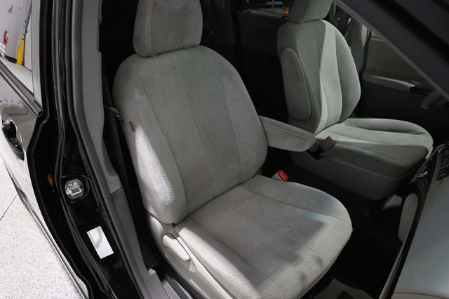 2014 Toyota Sienna 5dr 7-Passenger Van V6 LE FWD Mobility - 23007353 - 15