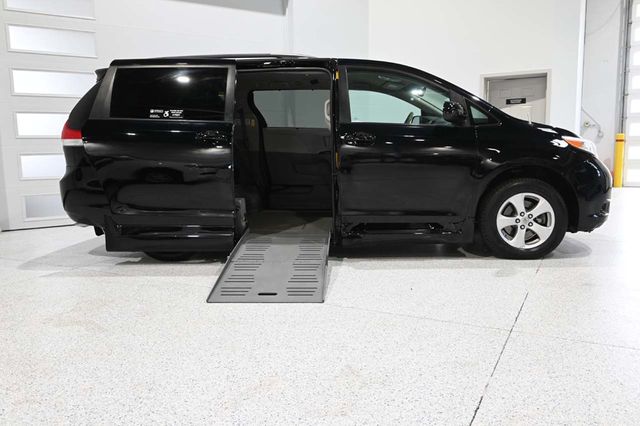2014 Toyota Sienna 5dr 7-Passenger Van V6 LE FWD Mobility - 23007353 - 16