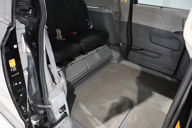 2014 Toyota Sienna 5dr 7-Passenger Van V6 LE FWD Mobility - 23007353 - 17