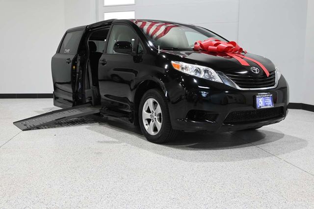 2014 Toyota Sienna 5dr 7-Passenger Van V6 LE FWD Mobility - 23007353 - 1