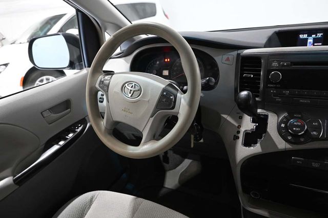 2014 Toyota Sienna 5dr 7-Passenger Van V6 LE FWD Mobility - 23007353 - 23