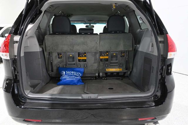 2014 Toyota Sienna 5dr 7-Passenger Van V6 LE FWD Mobility - 23007353 - 24