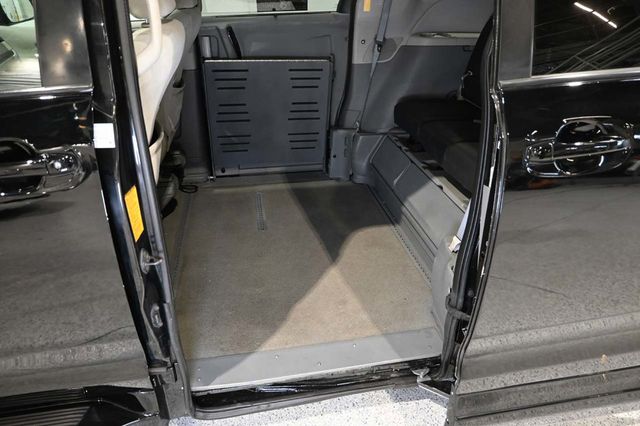 2014 Toyota Sienna 5dr 7-Passenger Van V6 LE FWD Mobility - 23007353 - 27