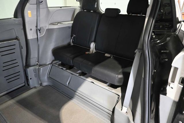 2014 Toyota Sienna 5dr 7-Passenger Van V6 LE FWD Mobility - 23007353 - 28