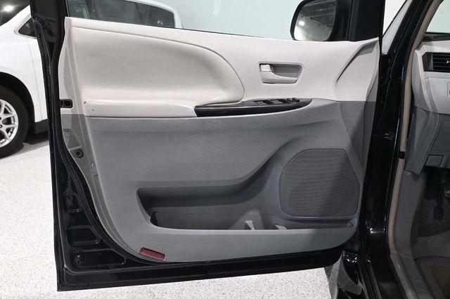 2014 Toyota Sienna 5dr 7-Passenger Van V6 LE FWD Mobility - 23007353 - 29