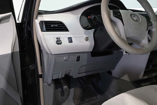 2014 Toyota Sienna 5dr 7-Passenger Van V6 LE FWD Mobility - 23007353 - 30