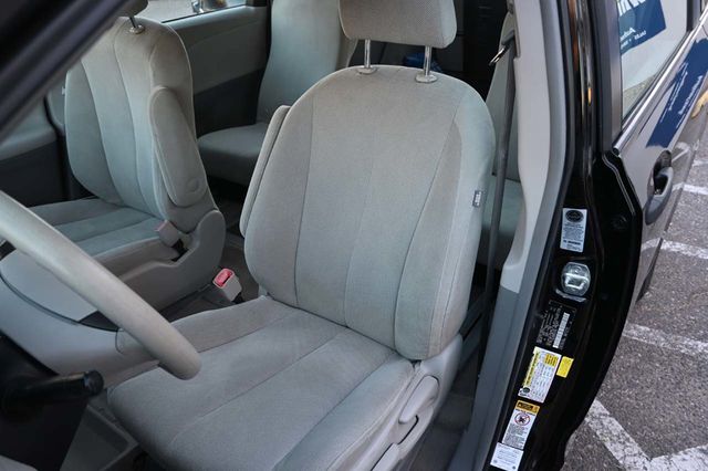 2014 Toyota Sienna 5dr 7-Passenger Van V6 L FWD - 22951131 - 13