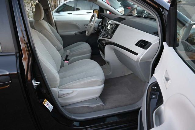 2014 Toyota Sienna 5dr 7-Passenger Van V6 L FWD - 22951131 - 14