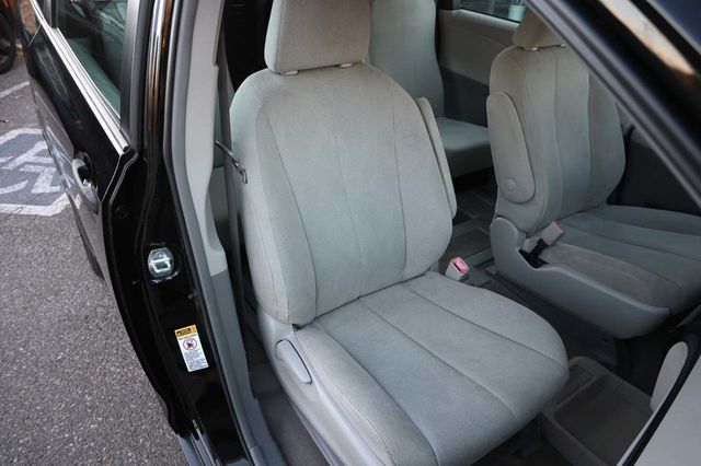 2014 Toyota Sienna 5dr 7-Passenger Van V6 L FWD - 22951131 - 15