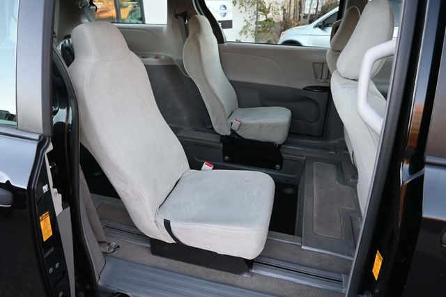 2014 Toyota Sienna 5dr 7-Passenger Van V6 L FWD - 22951131 - 16